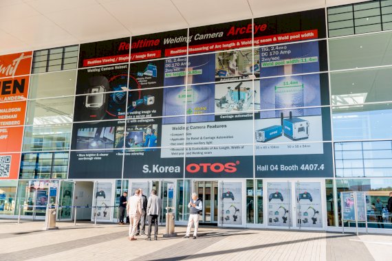 Panorama-Branding über der Türanlage