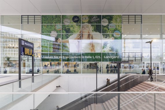 Panorama-Branding neben der Türanlage